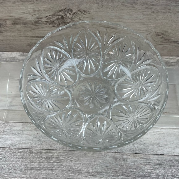 Anchor Hocking Star and Cameo Medallion Bowl Clear Glass Serving Bowl - Picture 2 of 9